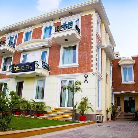 Hotel Super Collection O Sakshi Gurgaon Esterno foto