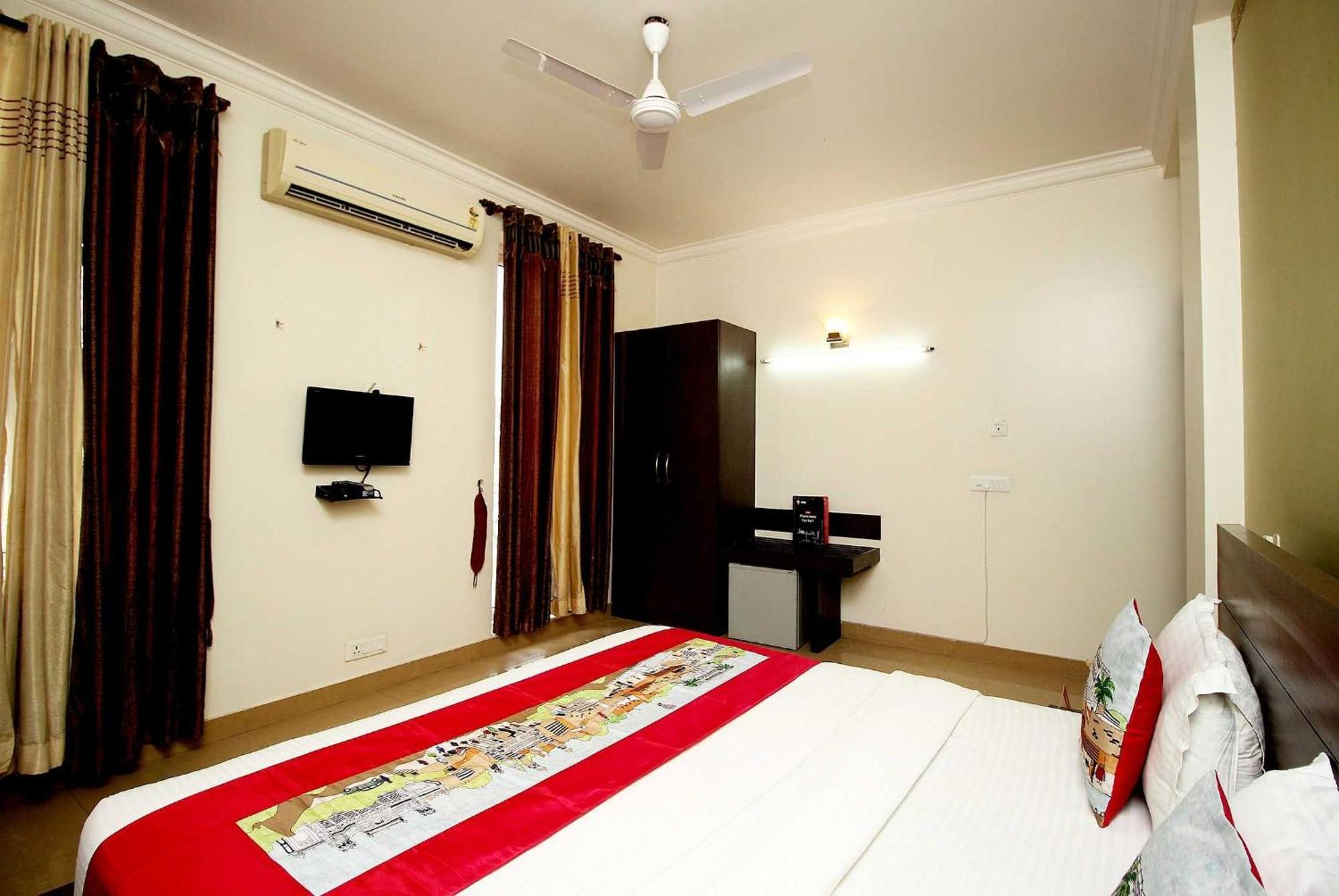 Hotel Super Collection O Sakshi Gurgaon Esterno foto