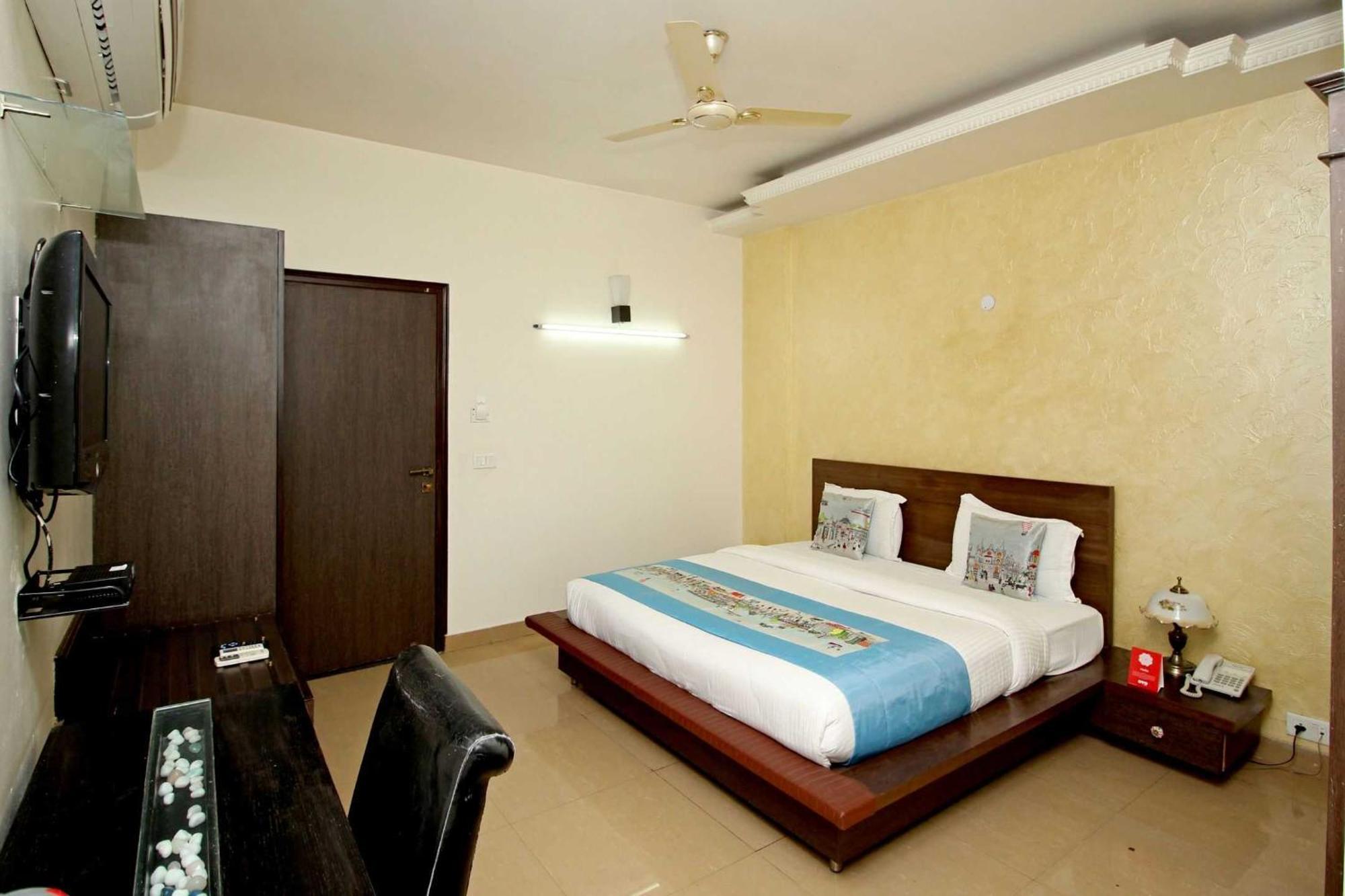 Hotel Super Collection O Sakshi Gurgaon Esterno foto