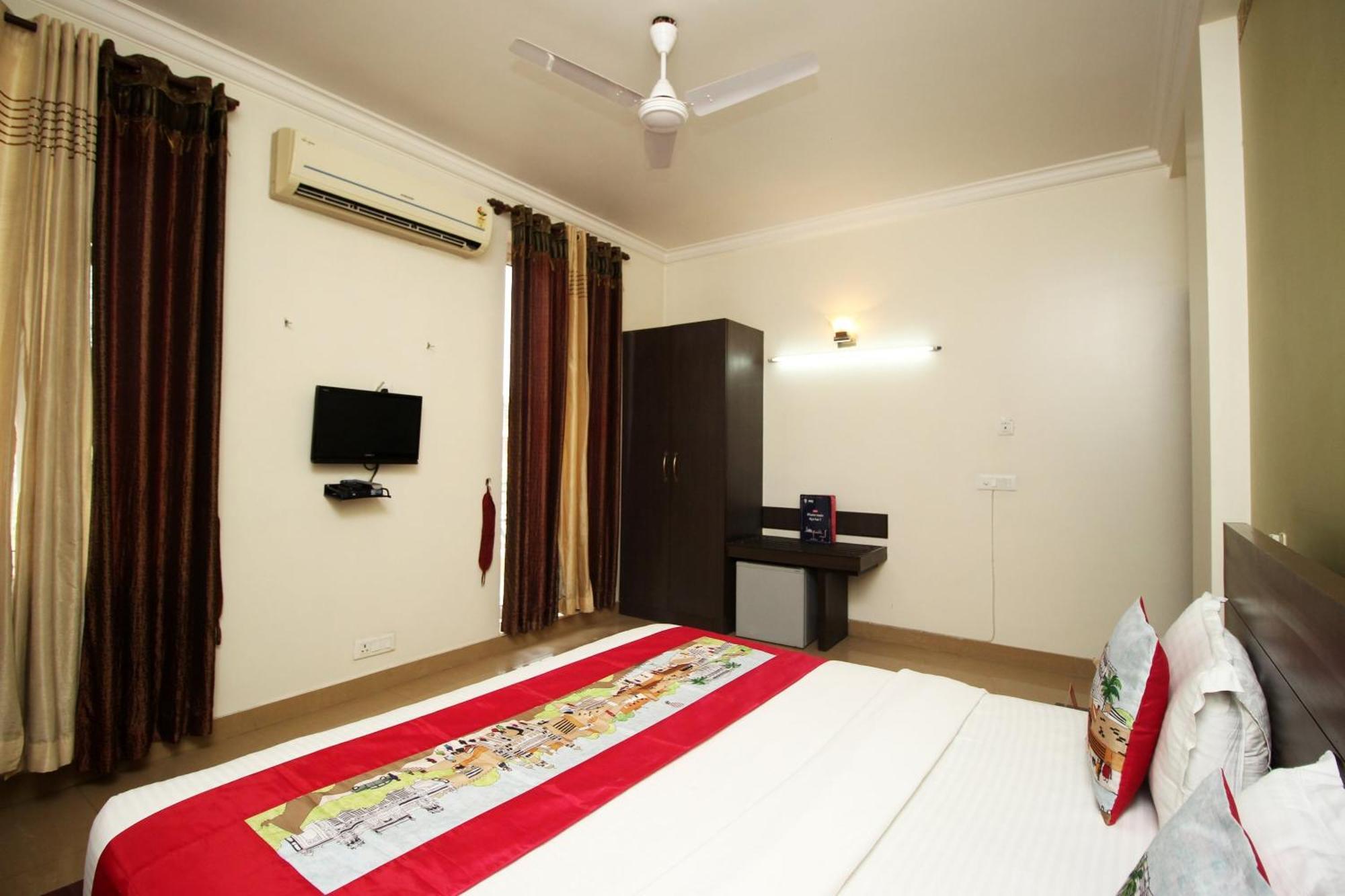 Hotel Super Collection O Sakshi Gurgaon Esterno foto
